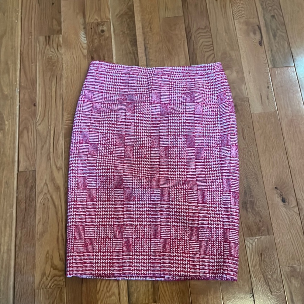Jcrew style F8880 pencil skirt in pink houndstooth. Size 10